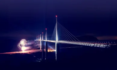Feux d’artifice illuminant le Viaduc de Millau de nuit.