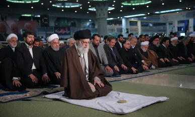 Ali Chamenei podczas modlitwy