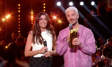 La chanteuse Jenifer participant aux NRJ Music Awards. Jenifer sur scène à côté de M. Pokora lors d'une cérémonie de remise de prix.