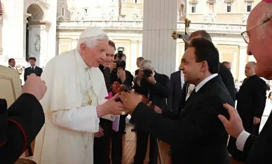Mága Zoltán személyes áldást kapott XVI. Benedek pápától Mága Zoltán XVI. Benedek pápá