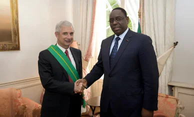 Claude Bartolone recevant un honneur au Sénégal.