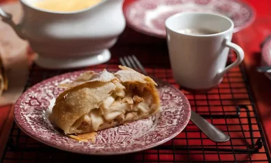 bécsi almás rétes kávéval bécsi kávé