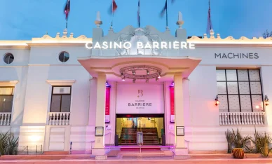 Entrée majestueuse du Casino Barrière Menton, illuminée pour une soirée exceptionnelle.