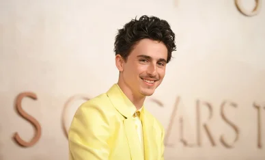Timothée Chalamet style mode et élégance. Timothée Chalamet costume jaune élégant.