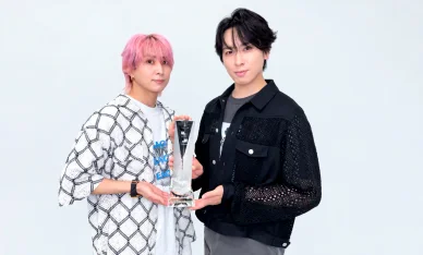 Snow Man佐久間大介・宮舘涼太とオリコン1位トロフィー 「オリコン上半期ランキング 2026」1位のSnow Man佐久間大介と宮舘涼太