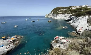 Spiaggia nella baia appartata di La Caletta Spiagge Ponza