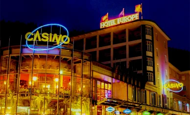 Aussenansicht bei Nacht im Casino Davoscasino bei Nacht mit festlich beleuchteter Fassade