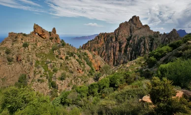 Relief montagneux des Calanques de Piana. Rochers et maquis verdoyant des Calanques de Piana, patrimoine naturel corse.