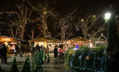 Budapesti Karácsonyi Vásár és Élménypark névre Városháza parki karácsonyi vásár