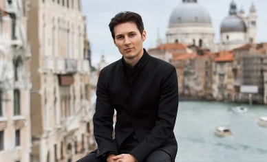 Pavel Dourov assis à Venise avec le Grand Canal et Santa Maria della Salute en arrière-plan.