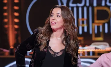 Chimène Badi en plateau TV, vêtue d’une veste noire.