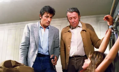 Alain Delon armé dans une scène dramatique d’un polar.