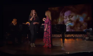 Julie Zenatti et Chimène Badi en duo sur scène au concert Les Enfoirés.