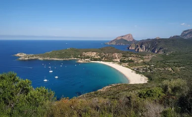 Vue sur la plage d’Arone dans les Calanques de Piana. Plage d’Arone et panorama marin dans les Calanques de Piana, sur la côte ouest de la Corse.