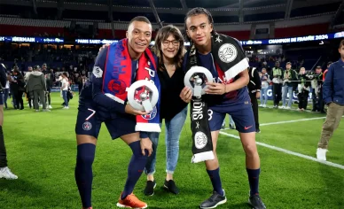 Ethan Mbappé Kylian trophée PSG.