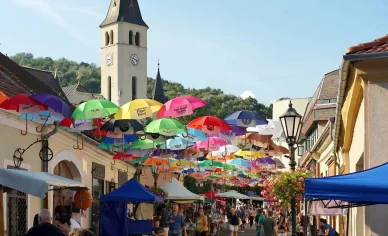 A turisták fogadására Tokaj jól kiépített infrastruktúrával rendelkezik Tokaj város központja