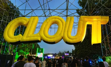 Napis  „Clout” przy wejściu na festiwal