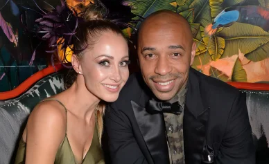 Thierry Henry et Andrea Rajacic posant ensemble.