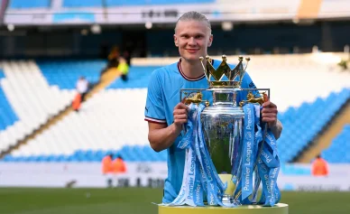 Erling Holland z trofeum Premier League