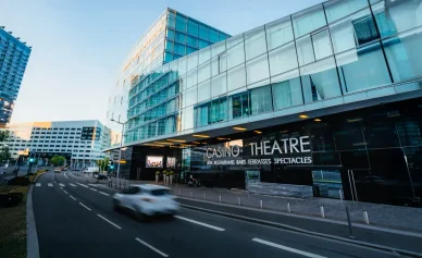 Façade extérieure du Casino Théâtre Barrière Lille avec ses espaces spectacles et jeux.