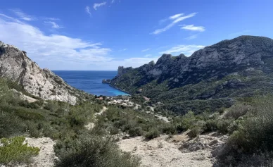 Point de vue sur la Calanque de Sormiou depuis le sentier. Vue depuis le sentier menant à la Calanque de Sormiou entre mer et falaises.