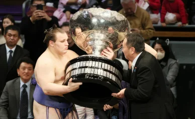 安青錦新大福岡での大相撲大会で優勝した後