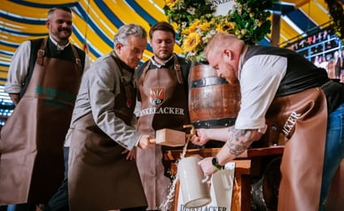 Feierliche Eröffnung mit dem ersten Fassanstich auf dem Cannstatter Volksfest