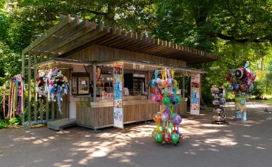 Boutique et stand de collations du parc de la Tête-d'Or. Kiosque de souvenirs et de gourmandises au parc de la Tête-d'Or.