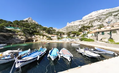 Petit port et embarcations à la Calanque de Sormiou. Bateaux amarrés au petit port de la Calanque de Sormiou, Marseille.