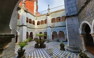 Architecture du Palais de Pena à Sintra. Cour du Palais de Pena à Sintra.