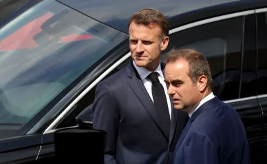 Sébastien Lecornu et Emmanuel Macron discutent lors d’une cérémonie officielle. Sébastien Lecornu aux côtés d’Emmanuel Macron lors d’un événement officiel à Paris.