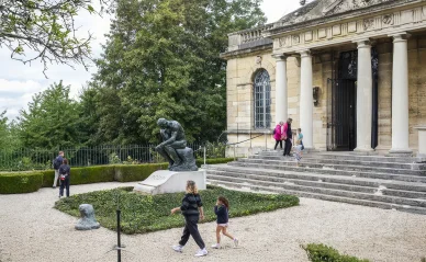 Statue du Penseur devant l’entrée du Musée Rodin à Meudon.