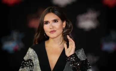 Joyce Jonathan élégante dans une tenue scintillante lors d’une cérémonie.