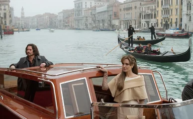 Johnny Depp e Angelina Jolie nel film The Tourist Scena da The Tourist (2010)