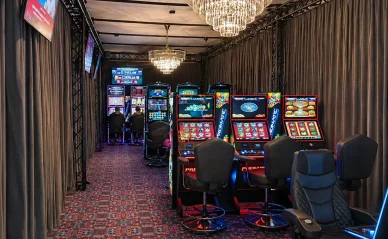 Sala z automatami do gier w Win Casino Tarnów