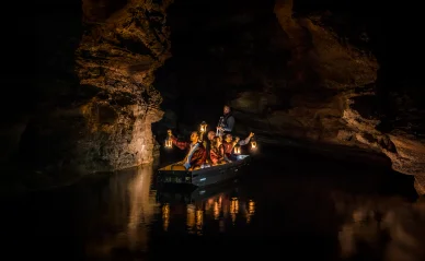 Expérience immersive à la lanterne dans le Gouffre de Padirac. Visite nocturne en barque éclairée au Gouffre de Padirac.