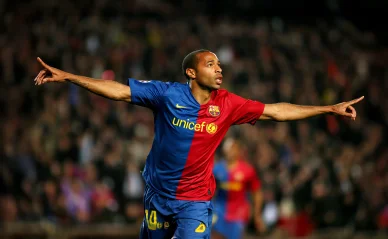 Thierry Henry célébrant un but avec le FC Barcelone.
