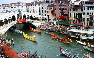 La colorata Regata Storica