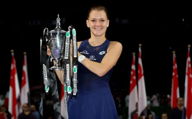Nagrody i nominacje Agnieszka Radwańska trzyma trofeum Billie Jean King w Singapurze