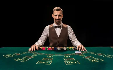 Croupier professionnel à une table de casino appliquant les règles du blackjack.