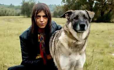 Foto di Lucio Corsi con il cane Sorella di Lucio Corsi