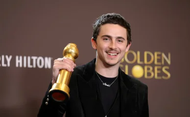 Timothée Chalamet récompense Golden Globe. Timothée Chalamet avec un Golden Globe.