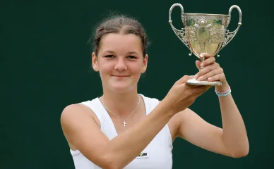 Agnieszka Radwańska — 2005-2008 Agnieszka Radwańska z pucharem Wimbledonu z 2005 roku