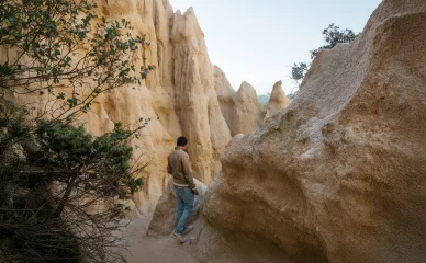 Découverte à pied des Orgues d’Ille-sur-Têt dans les Pyrénées-Orientales. Promenade parmi les formations rocheuses des Orgues d’Ille-sur-Têt.