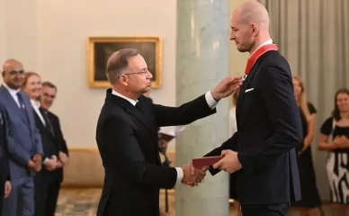 Odznaczenia Bartosz Kurek podczas wręczania nagrody przez prezydenta Andrzeja Dudę