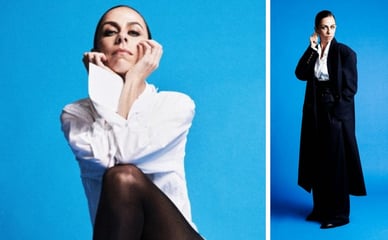 Filomena Cautela em sessão fotográfica sobre fundo azul com camisa branca e casaco