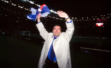 Ancien président du PSG saluant les supporters.