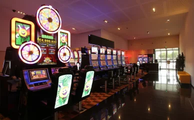 Casino Circus Balaruc machines à sous salle.