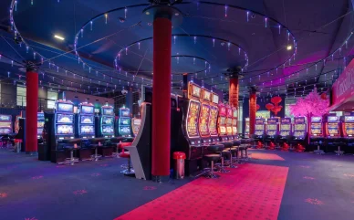 Salle de jeux du casino Barrière Biarritz. Machines à sous du casino Barrière Biarritz.