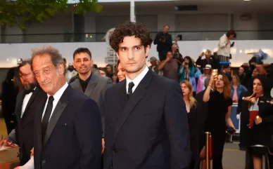 Louis Garrel et Vincent Lindon sur le tapis rouge lors d’un événement cinématographique.